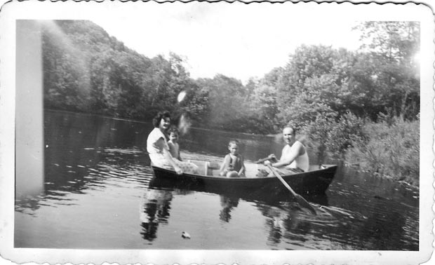 12f.family_canoe_47